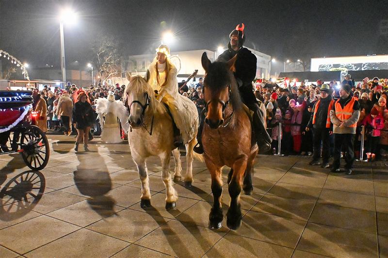Mikuláše 5. prosince na kopřivnické Nové náměstí doprovodili tradičně andělé i čerti na koních a tentokrát také na chůdách. Mikulášskou jízdu si nenechaly ujít stovky lidí.