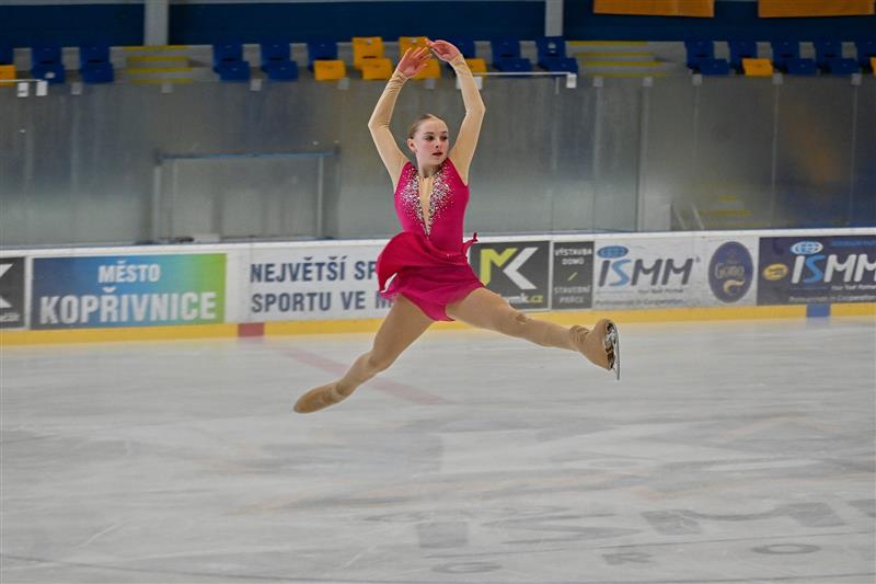 Jednou ze dvou domácích zástupkyň v dorostenkách byla Adéla Hasalová, na snímku při roznožce během krátkého programu.