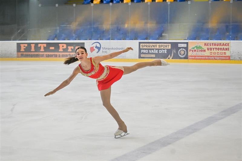 Eliška Kubáňová na domácím ledě zajela mezi juniorkami druhý nejlepší krátký program, celkově získala na Velké ceně Kopřivnice bronzovou medaili.