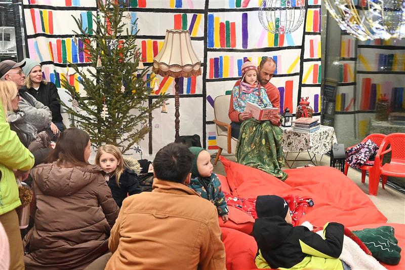 Výstavní pavilon na Novém náměstí se od začátku týdne každý podvečer proměňuje v čtecí koutek, kde budou dětem až do 23. prosince předčítány vánoční pohádky.