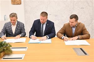 V pondělí 15. 12. byla na kopřivnické radnici podepsána smlouva s BB-KEY Kopřivnice, dodavatelem rekonstrukce kopřivnického koupaliště. Sdružení společností BERNDORF BÄDERBAU, s. r. o., a První KEY-STAV, a. s., by mělo prakticky nové koupaliště vybudovat 