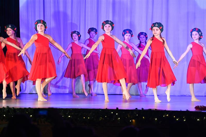 Jedna z tematických choreografií Vánočního tanečního koncertu ZUŠ Z. Buriana vznikla na známou píseň Hallelujah v 3.B ročníku.