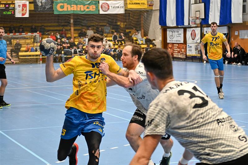 Házenkáři Kopřivnice (ve žlutém s míčem Jakub Flajsar, v pozadí Anton Tsitko) v posledním domácím předvánočním duelu ztratili body v poslední minutě.