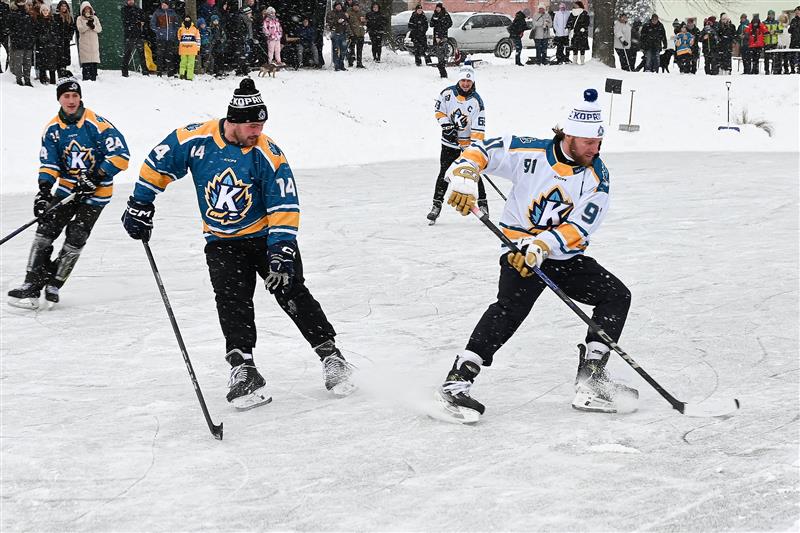 Exhibiční Winter Classic. Na snímku zleva Michal Velecký, René Bartošák, vzadu kapitán Lukáš Forman a Miroslav Marek.