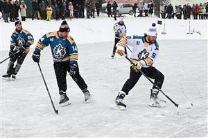Exhibiční Winter Classic. Na snímku zleva Michal Velecký, René Bartošák, vzadu kapitán Lukáš Forman a Miroslav Marek.