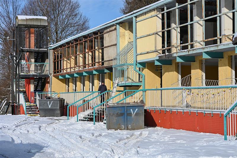 Už v závěru minulého týdne započalo postupné rozebírání budovy zdejšího koupaliště. Demolice by měla být dokončena zhruba za dva měsíce.