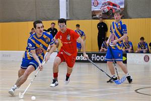 Florbalisté Kopřivnice v prvním domácím utkání v novém roce přivítali Plzeň. Na snímku s míčkem střelec jedné z branek Vikingů Jakub Kostelník, vpravo Tomáš Janek (č. 9).