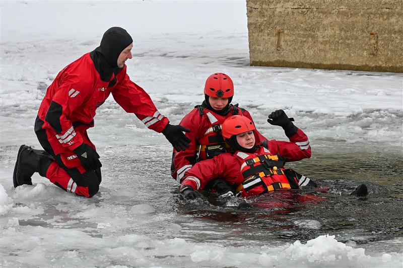 Kopřivničtí profesionální i dobrovolní hasiči využili mrazivého počasí k nácviku záchrany osob ze zamrzlé hladiny. Kromě různých technik vyzkoušeli také speciální vybavení.