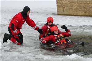 Kopřivničtí profesionální i dobrovolní hasiči využili mrazivého počasí k nácviku záchrany osob ze zamrzlé hladiny. Kromě různých technik vyzkoušeli také speciální vybavení.