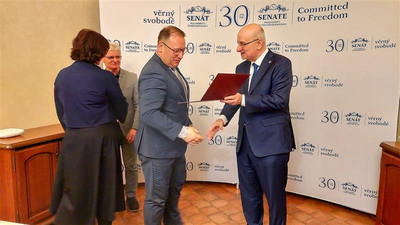 Místostarosta David Monsport převzal v pondělí na půdě Senátu pro Kopřivnici ocenění Šampion Zdravých měst.