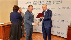 Místostarosta David Monsport převzal v pondělí na půdě Senátu pro Kopřivnici ocenění Šampion Zdravých měst.