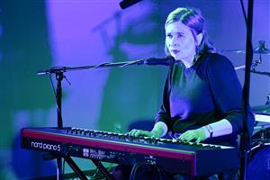 Minulý pátek ve Vile Machů nabídl hned dvě hudební setkání. Nejdřív si publikum užilo víc recitál Moniky Lohrer. Ve výběru autorských především s českými texty se vyznala ze svých myšlenek, pocitů i vášně k hudbě. Druhá polovina koncertu pak patřila kytar