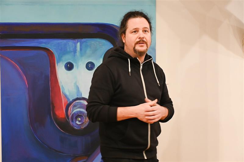 Ondřej Tkačík při vernisáži Matrice, na které předvádí své netradiční pohledy na často obyčejné věci.