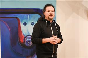 Ondřej Tkačík při vernisáži Matrice, na které předvádí své netradiční pohledy na často obyčejné věci.