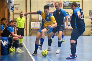 Pikantní kopřivnické divizní derby si přišlo užít přes 250 fanoušků dobrého futsalu, kteří nakonec viděli jen tři branky a těsnou výhru hostujícího Fučka (tmavší dresy).