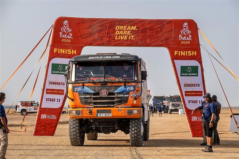 Mise splněna! Tomáš Tomeček se svou Tatrou 815 projíždí cílem Dakaru 2026 v Saúdské Arábii.