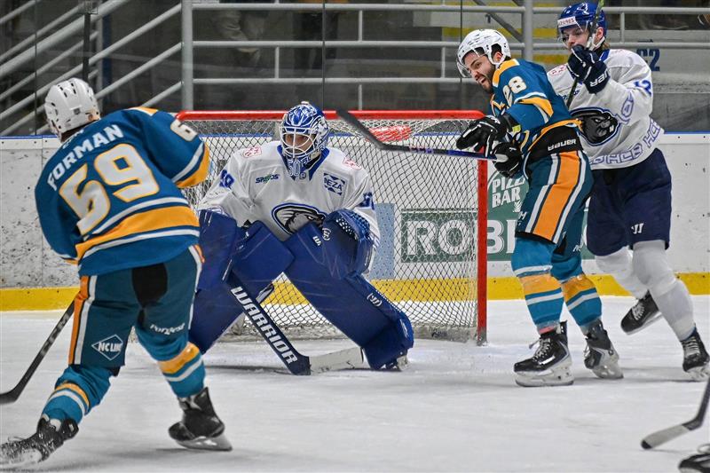 Hokejisté Kopřivnice brali doma s Bobry tři body, na brankáře hostí Ševců střílí kapitán Forman, v souboji před brankou Suchý, oba dvougóloví střelci vítězů.