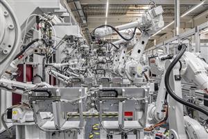 Snímek univerzální montážní linky, která je složená z řady sofistikovaných robotů, k řízení využívá mimo jiné umělou inteligenci. Brose ji premiérově provozuje v Kopřivnici.