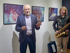 Ostravský výtvarník Dalibor Andrýsek na vernisáži své aktuální výstavy v Lašském muzeu.