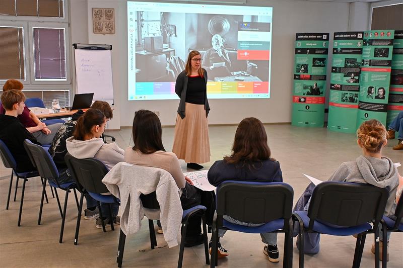 Žáci ZŠ Alšova využili možnosti hostování pracovníků Knihovny Václava Havla v regionu a zúčastnili se vzdělávacího programu Lidská práva aneb do vězení za písničku?