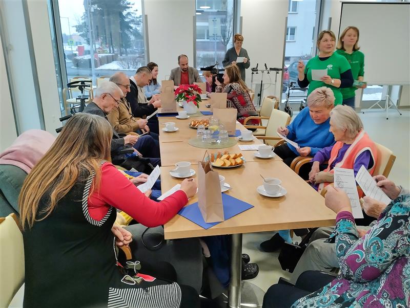 Před týdnem obdrželi lidé, kteří se v rámci dobrovolnictví starají o klienty domova seniorů, drobný dárek s poděkováním.