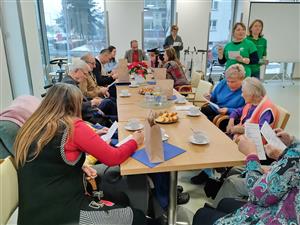 Před týdnem obdrželi lidé, kteří se v rámci dobrovolnictví starají o klienty domova seniorů, drobný dárek s poděkováním.
