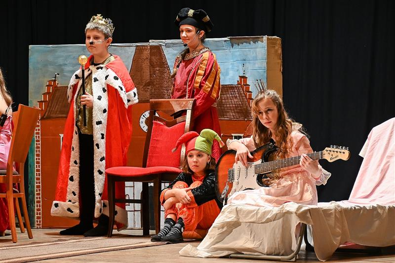 Svou verzi legendární televizní pohádky Princové jsou na draka z pera Jiřího Chalupy odehráli v neděli 8. února na prknech Katolického domu v Kopřivnici členové dětského divadelního kroužku ze Závišic. Soubor, který nedávno dostal jméno Závišek, funguje u