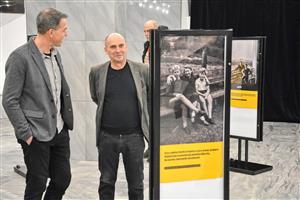 OLDŘICH NĚMEC zahajoval minulou středu ve vestibulu kopřivnického kulturního domu výstavu Václav Havel známý a neznámý.