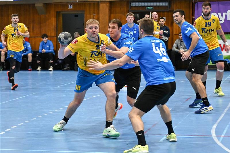 Házenkáři KH ISMM Kopřivnice (žluté dresy, s míčem Marek Bukovský) se Zlínem vymazali tříbrankové manko a díky obratu ve druhé půli urvali cenné bod.