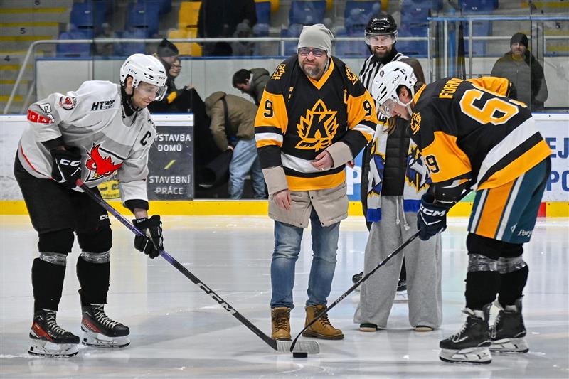 Čestné buly mezi kapitány obou týmů vhodil Martin Žáček, bratr Milana, kterému bylo utkání věnováno.