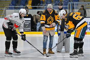 Čestné buly mezi kapitány obou týmů vhodil Martin Žáček, bratr Milana, kterému bylo utkání věnováno.
