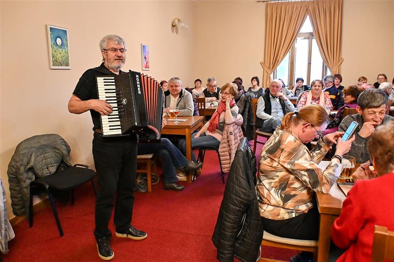 Tradiční akce pro seniory se těší velkému zájmu. Do Vily Machů jich přišlo víc než sedm desítek.