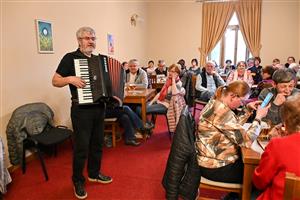 Tradiční akce pro seniory se těší velkému zájmu. Do Vily Machů jich přišlo víc než sedm desítek.