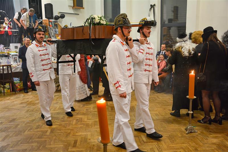 Na končinovém plese v Mniší nechyběl tradiční rituál pochovávání basy. Na další se lidé mohou těšit až za dva roky.