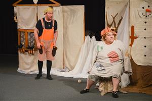 Únorovou nedělní pohádku přivezlo činoherní Divadlo Kapsa. Na zpola zaplněný sál místního kina čekalo 15. února tematické představení k masopustnímu období.