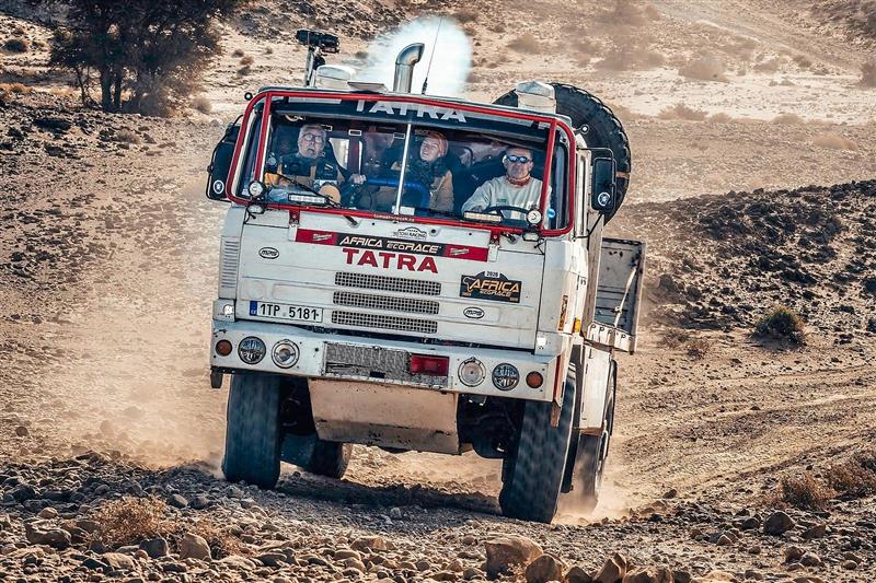 Tomáš Tomeček na Africa Eco Race 2026 jako pilot řídil bílou Tatru 815 4 × 4 a měl na starosti přednostně kategorii historiků-klasiků.