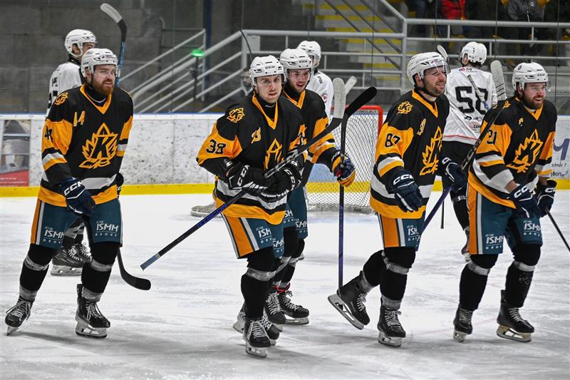 V barvách Pittsburghu Penguins nastoupili hokejisté Kopřivnice proti Technice Brno a vše zvládli na jedničku. Na snímku se radují po prvním gólu Ondřeje Sluštíka.