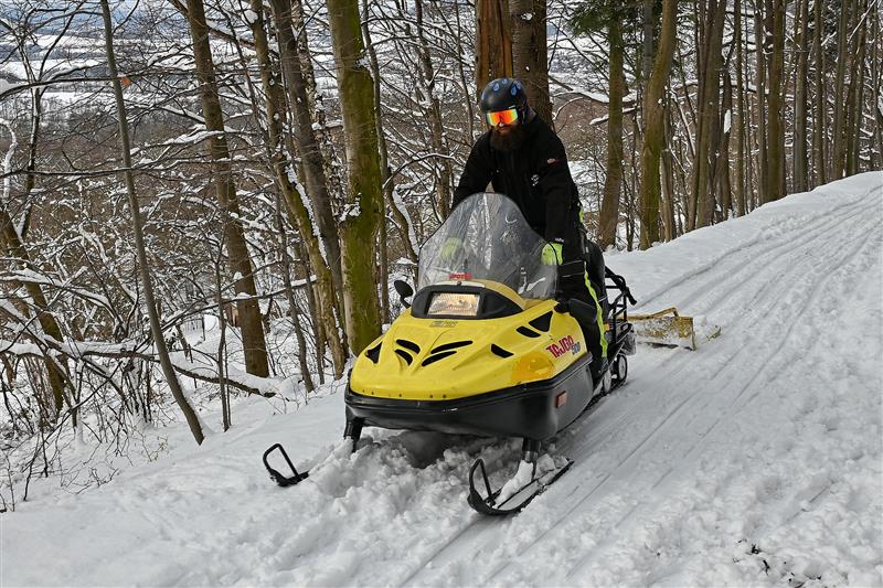 Díky sněhové nadílce Správa sportovišť Kopřivnice mohla pro běžkaře připravit také oblíbenou trasu okolo Červeného kamene. Příznivci bílé stopy využili i dráhy na letním stadionu.