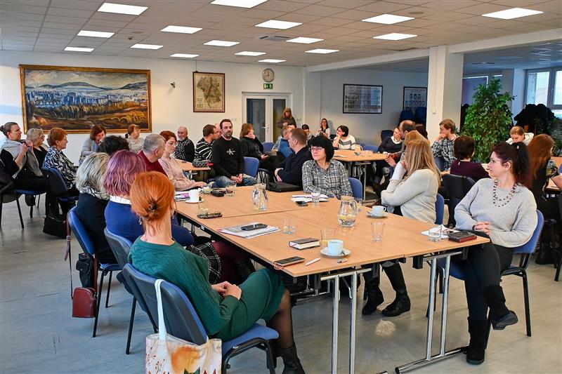 Na veřejné projednání IV. střednědobého plánu sociálních služeb přišly do zasedací místnosti na radnici čtyři desítky lidí, které daná problematika zajímá.