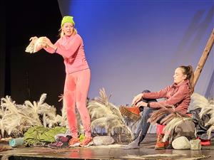 Anna Kulovaná a Kateřina Peřinová tvořily polovinu obsazení černé komedie Trosečnice, se kterou Divadlo Radka Brzobohatého hostovalo minulý čtvrtek v Kopřivnici.