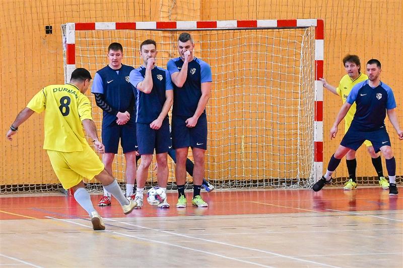 Futsalisté FU Kopřivnice C (modré dresy) v tomto utkání posledního kola sice porazili SKP Frýdek-Místek (5:3), ale v součtu jim na vítězný Wespen Nový Jičín chyběly tři body.