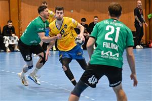 Házenkáři Kopřivnice doma proti mistrovské Karviné bojovali, ale na vedoucí tým tabulky to nestačilo, Nejlepším střelcem domácích byl s deseti brankami Jakub Flajsar (s míčem).