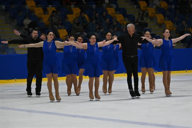 Dvanáctičlenný Angels Gang včetně tří mužských posil vlétl na led při domácím závodě jako stíhačky v Top Gunu a fanoušci je odměnili velkými ovacemi.