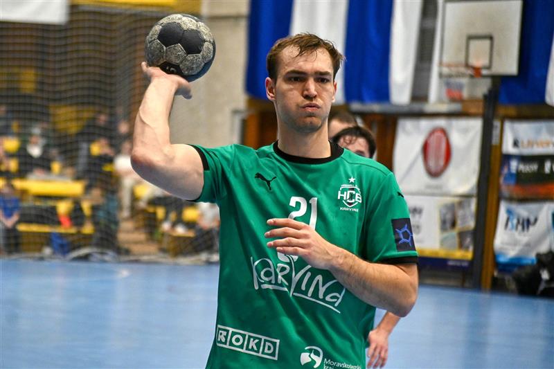 Házenkář Patrik Fulnek v dresu hostující Karviné na domovské palubovce v Kopřivnici přispěl k výhře úřadujícího mistra čtyřmi brankami.