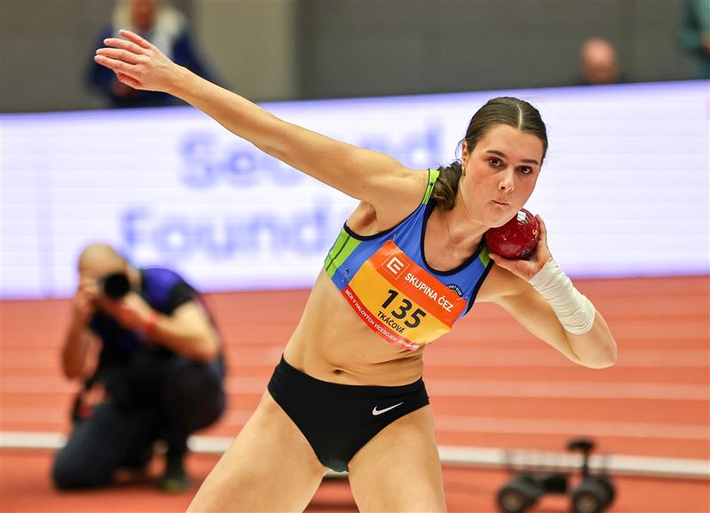 Atletka Adéla Tkáčová obhájila loňský triumf a podruhé v kariéře mezi dospělými a navíc v novém osobním i klubovém rekordu se stala mistryní republiky. Dvacetiletá vícebojařka AKEZu Kopřivnice v Ostravě-Vítkovicích dosáhla i na několik osobních maxim jako