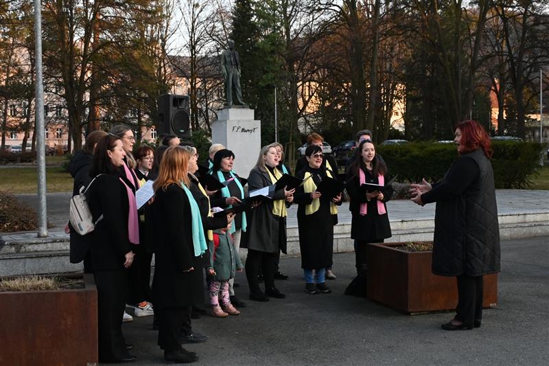 Kopřivnice si v pondělí připomněla 176. výročí narození Tomáše Garrigua Masaryka. U jeho pomníku na náměstí krátce vystoupil sbor Cantus Venuste. Květiny k prezidentově soše položili zástupce města a Masarykova demokratického hnutí a o aktuálních konflikt