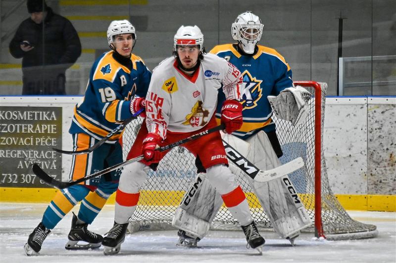 Hokejisté Kopřivnice započali obrat v sérii už na konci druhého zápasu v Opavě, kde minutu před koncem dal vítězný gól na 5:4 obránce Michal Pospíšil (na snímku vlevo).