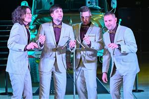 Komplikované harmonie barbershopových aranží písní z repertoáru kvarteta NoTimers zněly přesně před týdnem Muzeem nákladních automobilů Tatra. Čtveřice hudebníků si pro svůj hudební program vybrala kulisy historických vozů a uvedl jej před expedičním spec