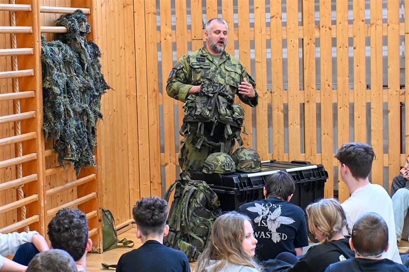 Součástí projektového dne bylo i podrobné seznámení s výstroji vojáků české armády.