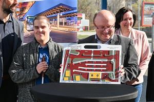 Zástupci organizace SONS převzali haptickou mapu kopřivnického autobusového nádraží, kterou nechalo vyrobit ČSAD Ostrava.